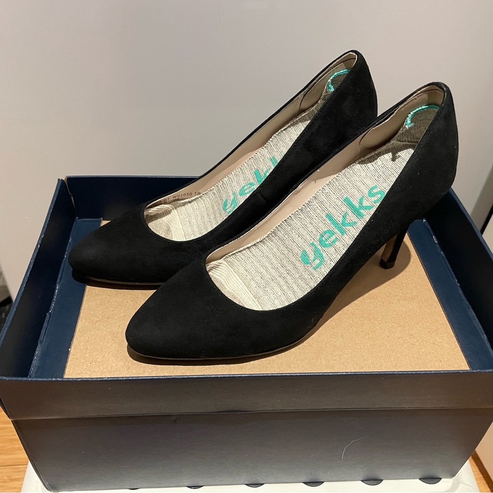 Cole haan Fair Haven Pump 85, black suede, size 5